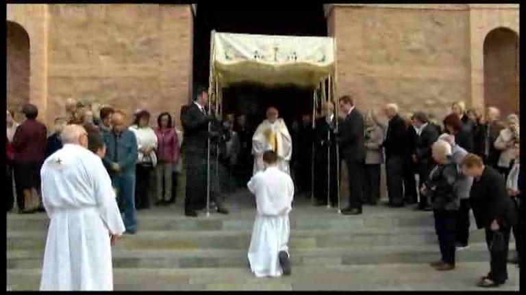 Imagen de Cinco enfermos reciben en sus hogares la Comunión durante la procesión de san Vicente Ferrer