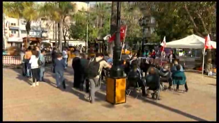 Imagen de IU realizó una Mesa Redonda en la Plaza Constitución en la que participaron varios colectivos 