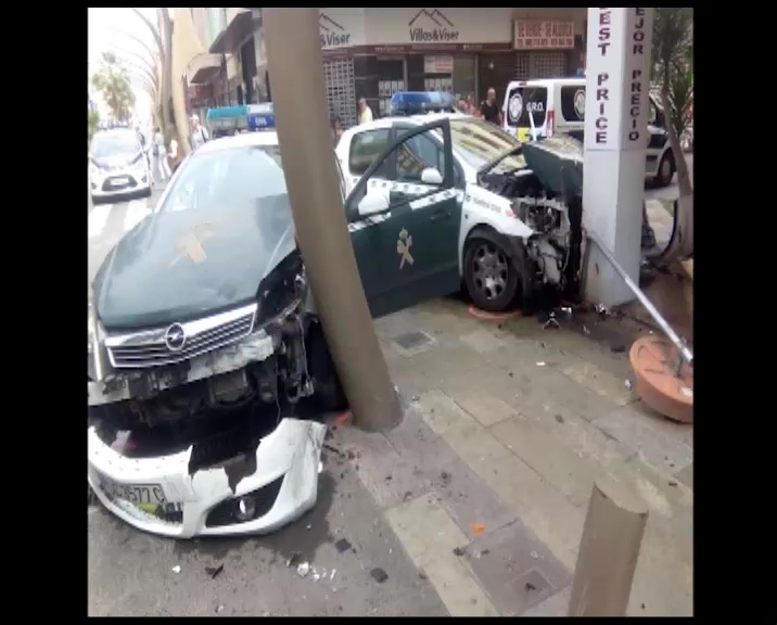 Imagen de Colisión entre dos patrullas de Guardia Civil tras una persecución por el centro de Torrevieja 