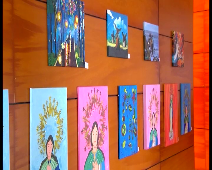 Imagen de Niños y niñas del colegio La Purísima pintan a la Inmaculada en el 50 Aniversario de su coronación