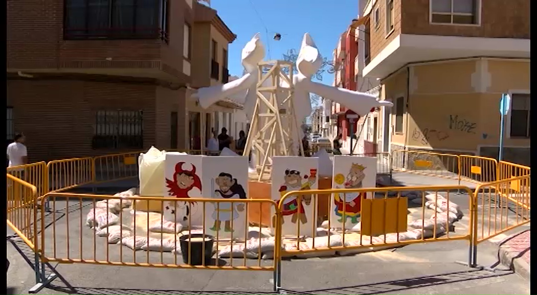 Imagen de La confluencia de las calles Chapaprieta y San José acoge la plantá de la Hoguera Molinos