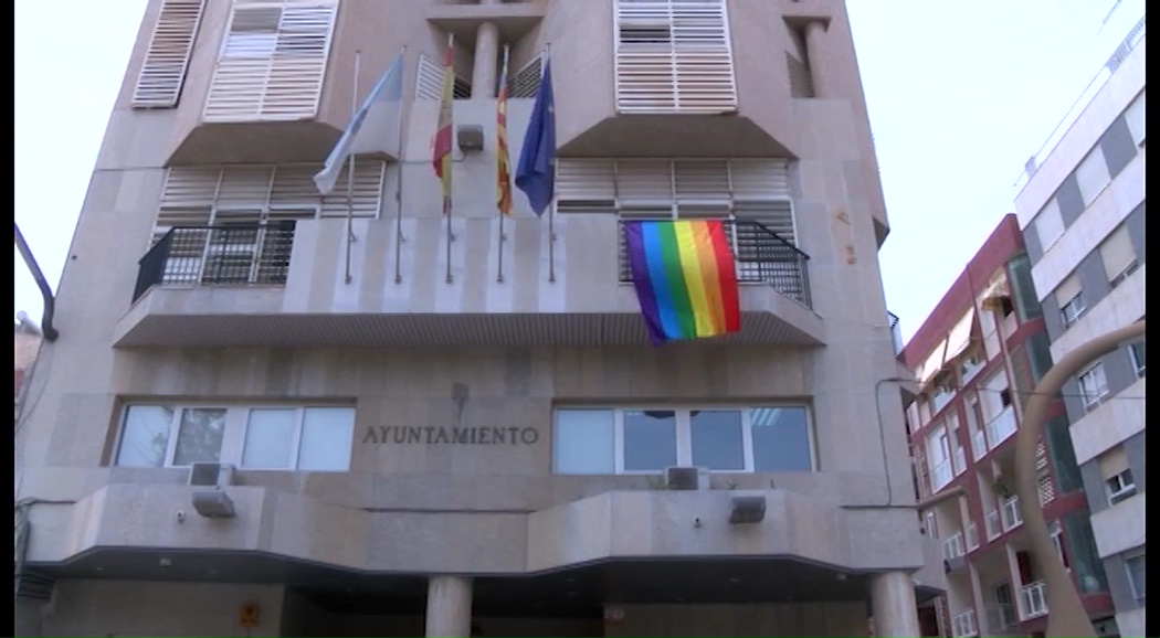 Imagen de La bandera arco iris ondea en los balcones de los ayuntamientos de Torrevieja y La Mata