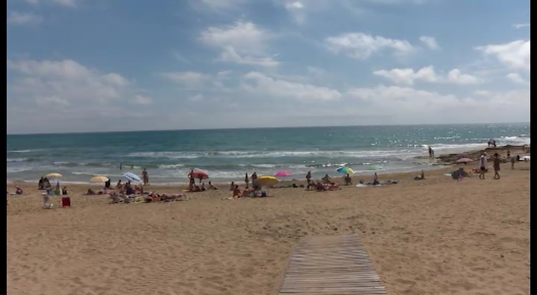 Imagen de Un hombre de 75 años fallece ahogado en la playa de La Mata, que permanece sin socorristas