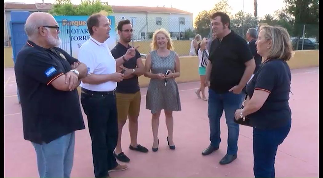 Imagen de Rotary Club Torrevieja inauguró un parque infantil con elementos deportivos en Torreta II