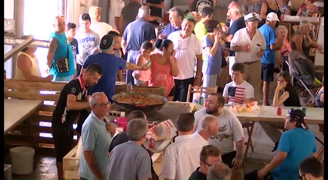 Imagen de Un gran ambiente festivo caracteriza el concurso de paellas Virgen del Carmen