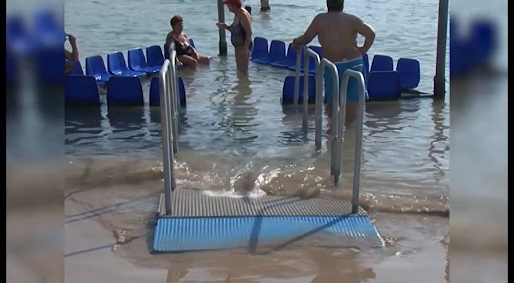 Imagen de Comienza el servicio de transporte para el baño adaptado de la playa de Los Locos