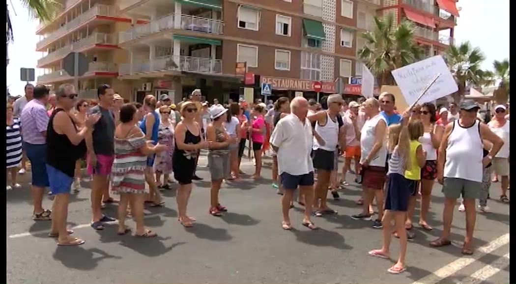 Imagen de Vecinos y veraneantes del barrio San Roque cortaron la carretera en protesta por una pasarela