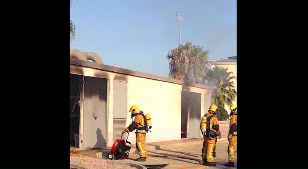 Imagen de Un incendio calcina el centro de transformación de la depuradora de Torrevieja