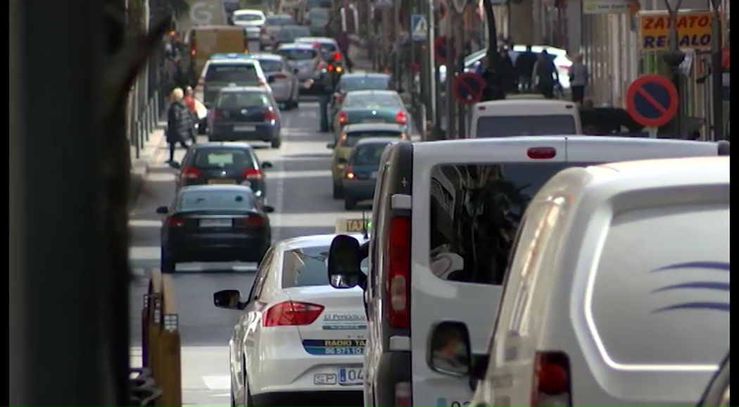 Imagen de El ayuntamiento no define si la prohibición de aparcar en Ramon Gallud es temporal o definitivo