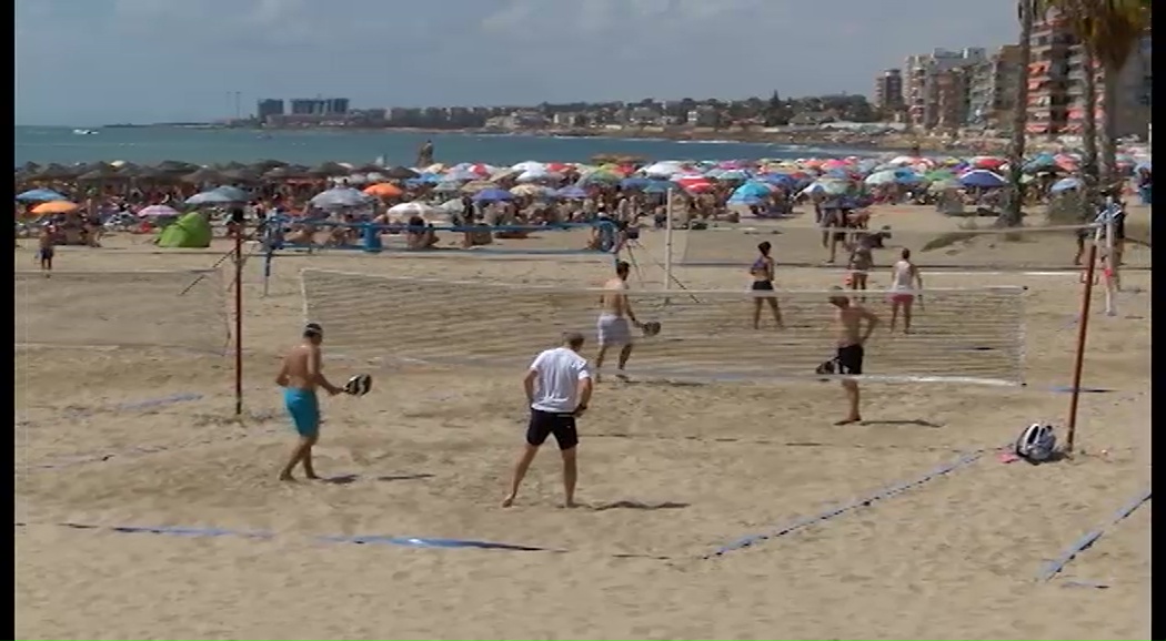 Imagen de El IV Torneo de Pádel Playa Ciudad de Torrevieja ha contado con numerosos participantes