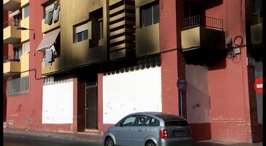 Imagen de Aparatoso incendio en un bajo de la calle Moriones