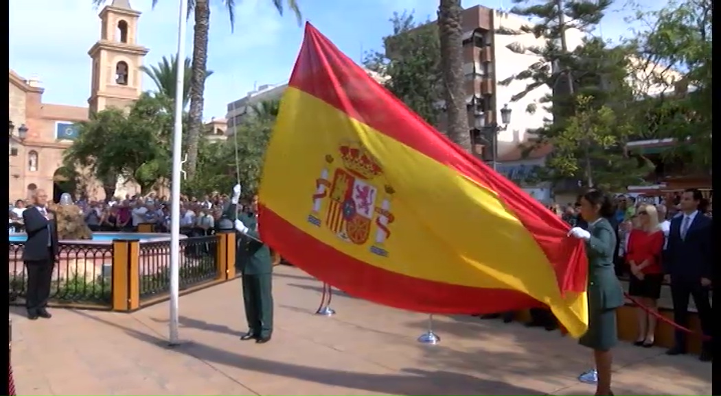 Imagen de La bandera española ondea el cielo torrevejense por el Día de la Hispanidad