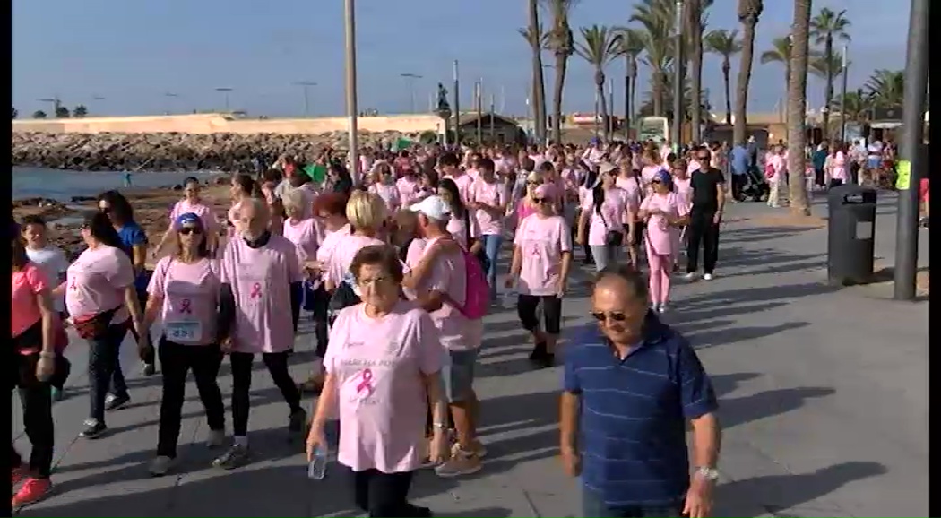 Imagen de El rosa inunda el paseo Juan Aparicio en su segunda marcha solidaria por la vida