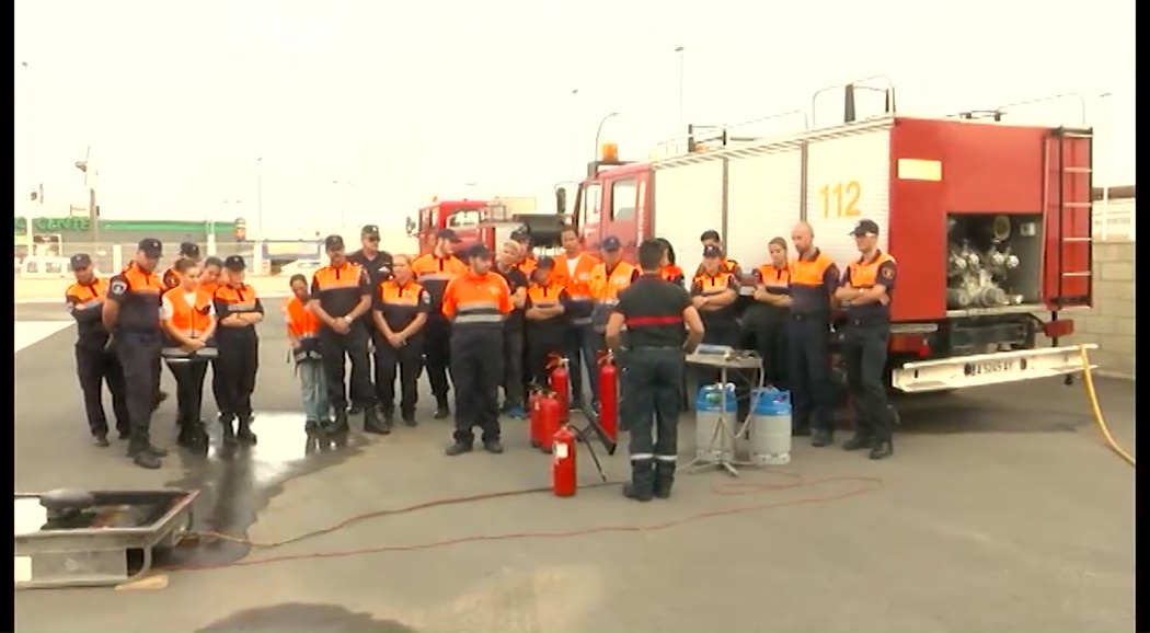 Imagen de Los futuros voluntarios de Protección Civil realizan las prácticas de fuego en el Parque de Bomberos