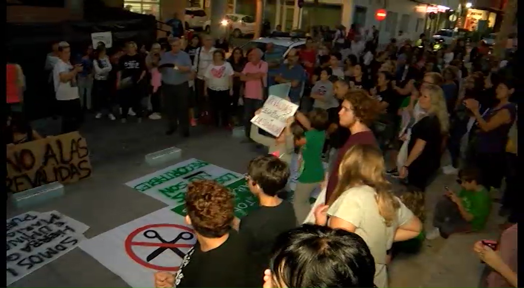 Imagen de La comunidad educativa de Torrevieja se concentra en contra de las Reválidas y la LOMCE