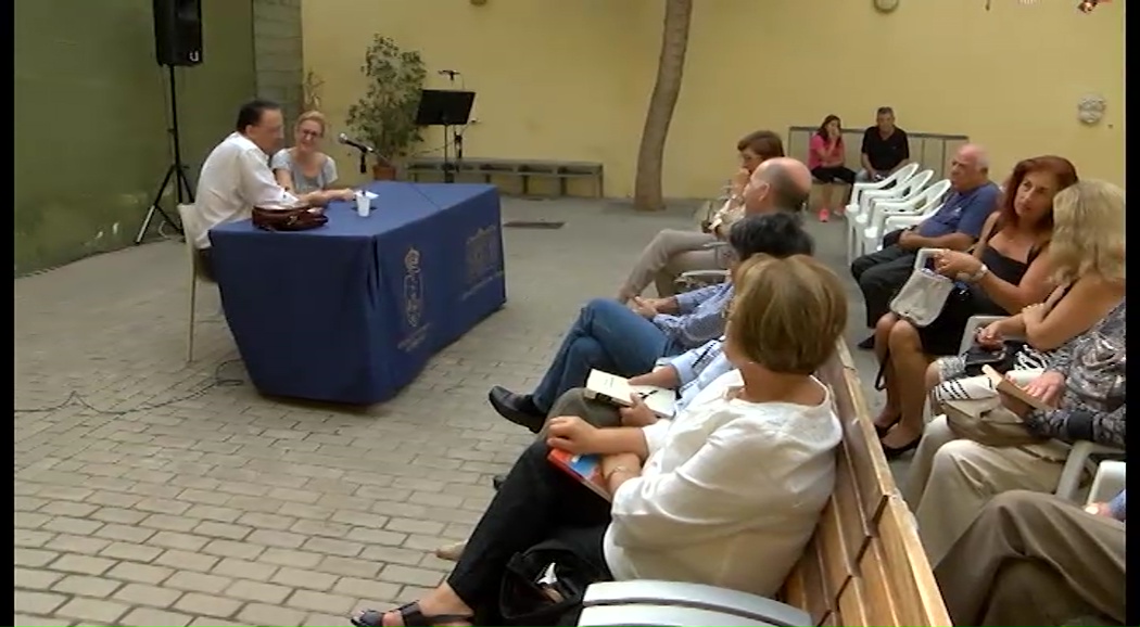 Imagen de Encuentro Literario de Luis Leante, con lectores torrevejenses