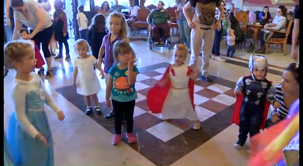 Imagen de Una veintena de niños dan la bienvenida al otoño en el baile de disfraces 