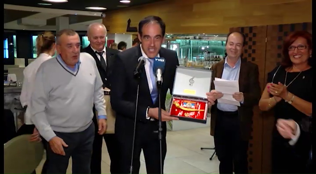 Imagen de Jose Angel Hurtado Perez recibe el escudo de oro de Los Salerosos