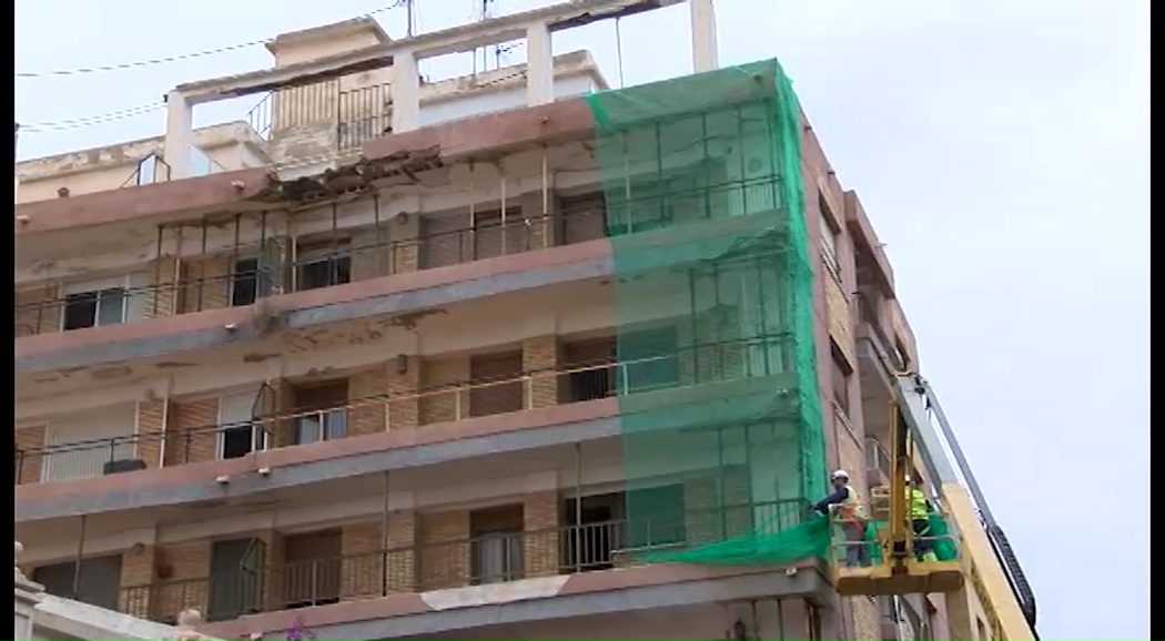 Imagen de Urbanismo realiza los trabajos de vallado del Edificio La Ballena