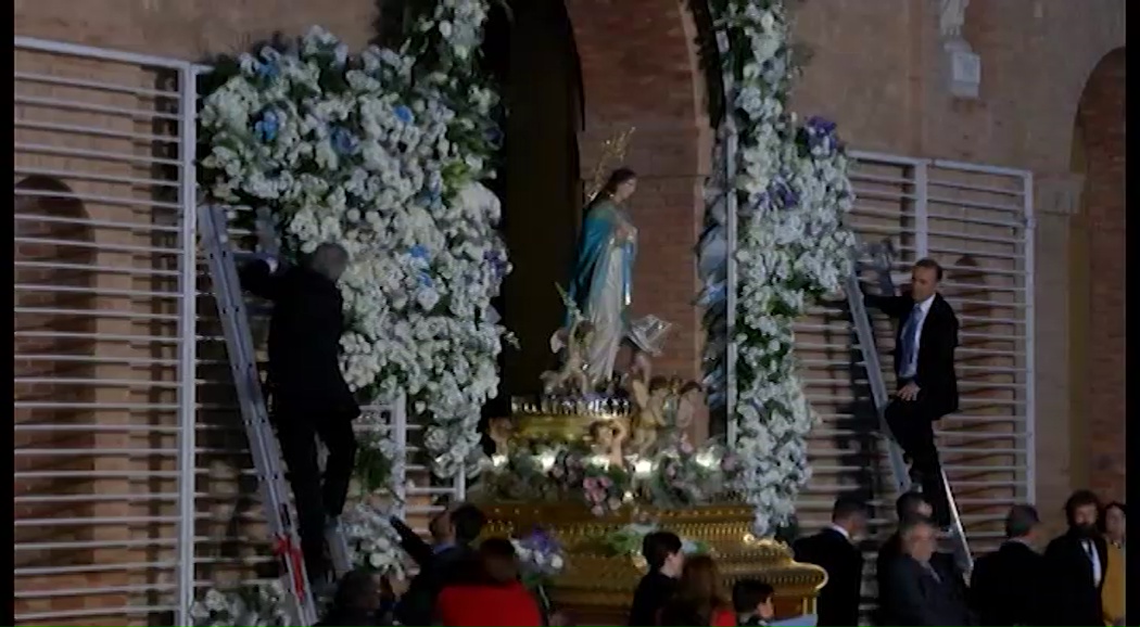 Imagen de Flores blancas para la Purísima en unos de sus días grandes