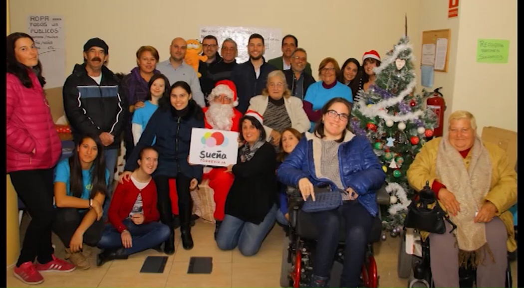 Imagen de Sueña Torrevieja entrega a AMFA media tonelada de alimentos y juguetes