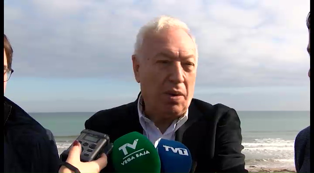 Imagen de Margallo visita zonas afectadas por el último temporal en Torrevieja