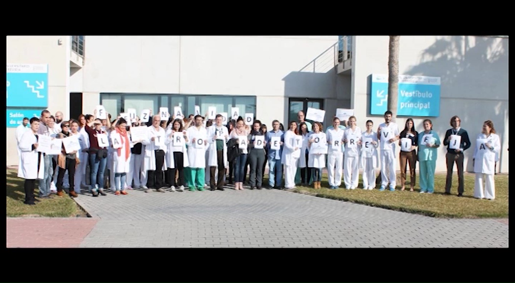 Imagen de 200 trabajadores del Hospital de Torrevieja se concentran contra las declaraciones de Campos