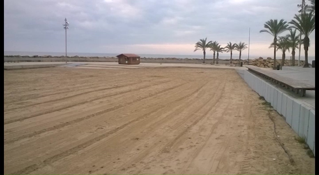 Imagen de Trabajos de regeneración de las playas de Torrevieja tras el temporal