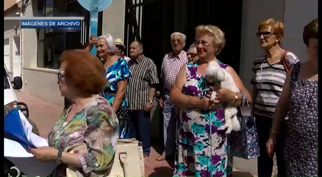 Imagen de Los usuarios de la casa de la tercera edad de San Pascual se reúnen mañana frente al Ayuntamiento