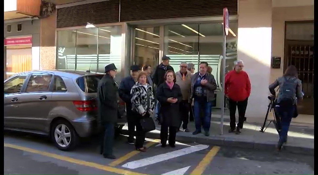 Imagen de Usuarios del Centro de la 3ª edad de San Pascual exigen la reapertura del centro tras 8 meses cerrado