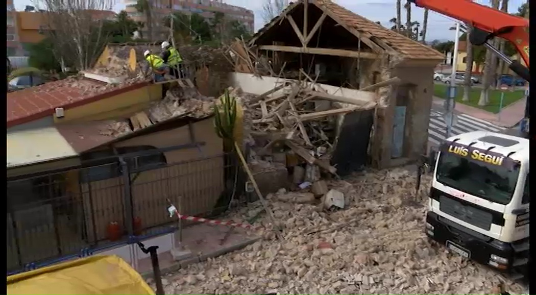 Imagen de Se derrumba la casa abandonada junto al Mini Golf las Salinas y afecta a parte de su estructura