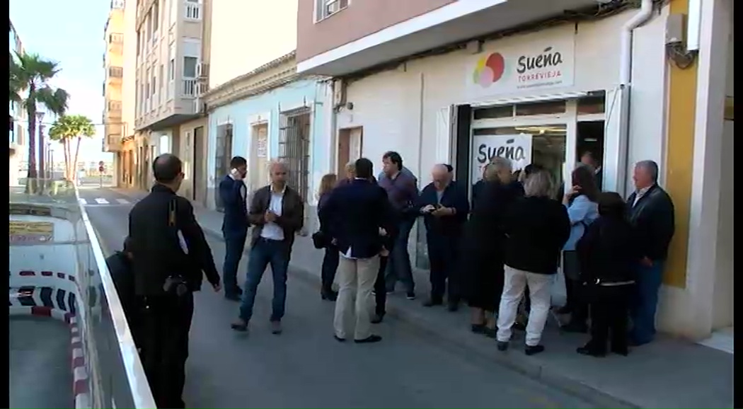 Imagen de Gran afluencia de público en la conferencia sobre Cláusulas suelo impartida en la sede de Sueña Torrevieja