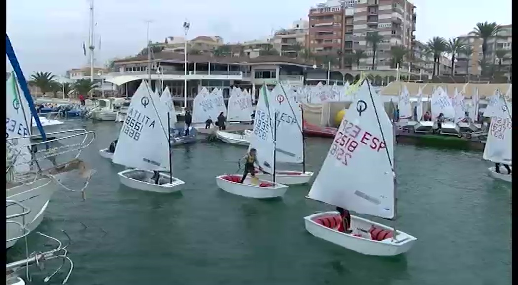 Imagen de Se pone en marcha el Ciudad de Torrevieja con 390 optimist