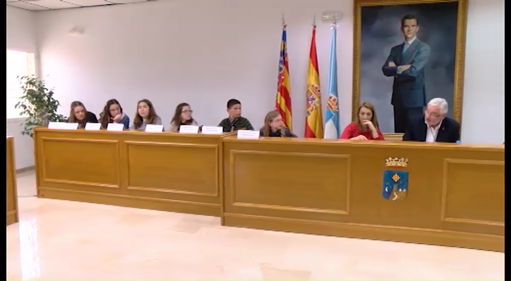 Imagen de 26 niños de cuatro colegios de Torrevieja exponen en un pleno infantil su visión de la ciudad