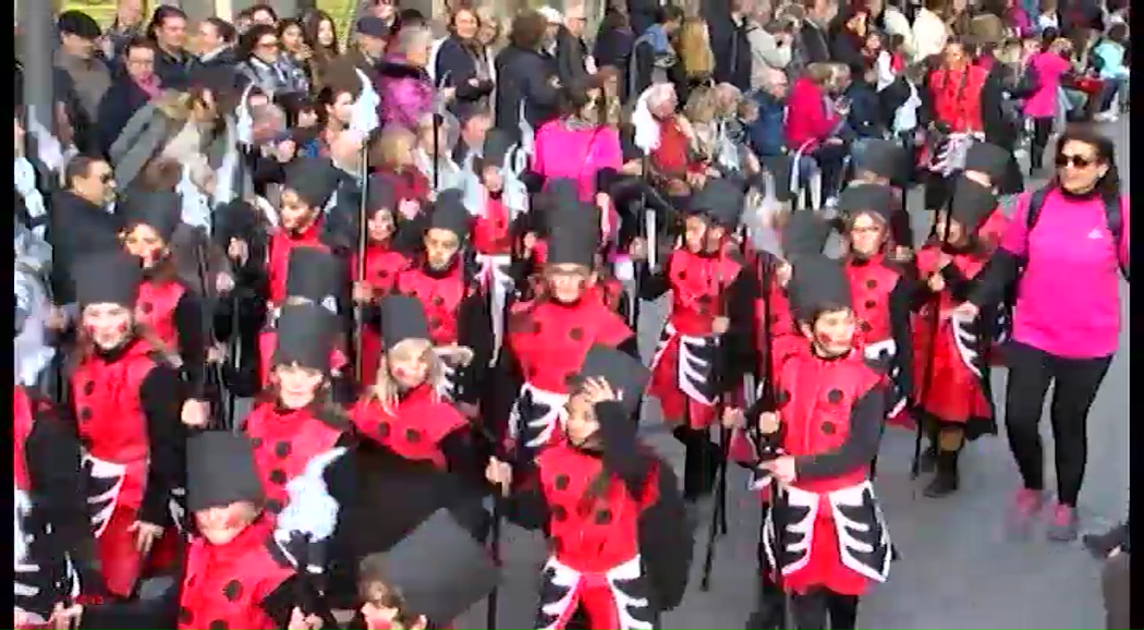 Imagen de Torrevieja se llena de fiesta y color este domingo con el gran desfile-concurso del Carnaval 2017