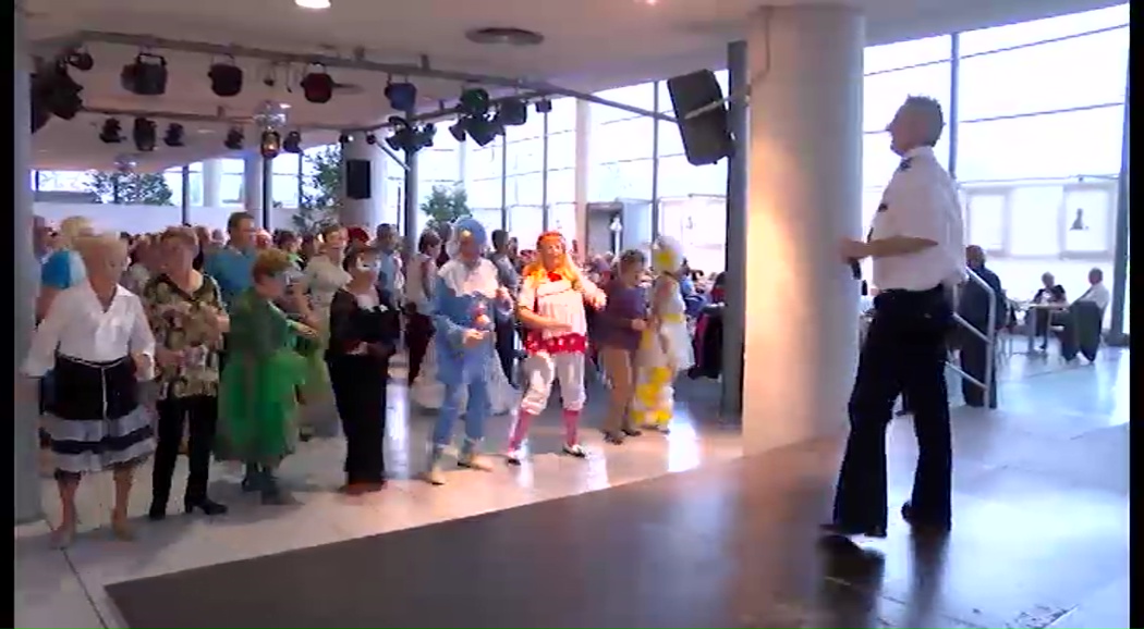 Imagen de El baile de la Tercera Edad llena de vida el Carnaval de Torrevieja