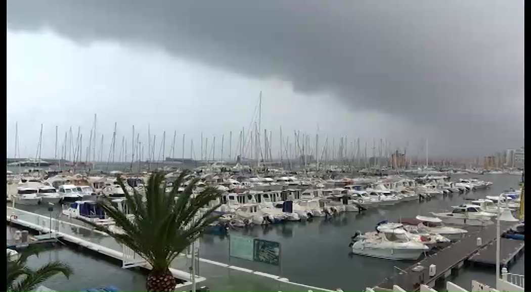 Imagen de El fuerte temporal de levante azota a Torrevieja