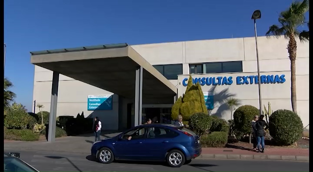 Imagen de El Hospital de Torrevieja firma un convenio con la Asociación de Enfermería Comunitaria