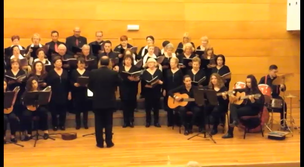 Imagen de La Asociación Amas de Casa Torrevieja y una coral manchega, juntas en el Palacio de la Música