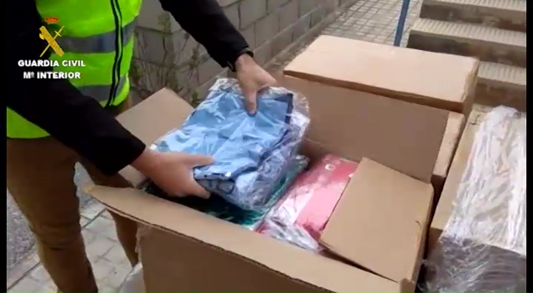 Imagen de Guardia Civil detiene al destinatario de 700 equipaciones falsificadas de fútbol