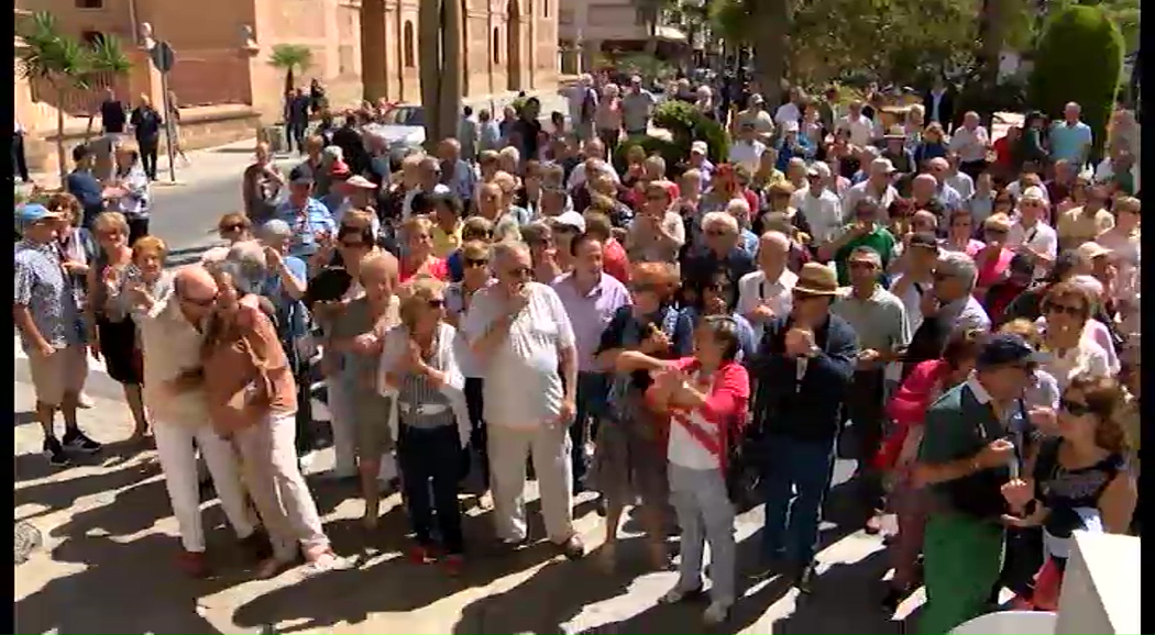 Imagen de Más de 300 usuarios de centros de la tercera edad protestan ante el ayuntamiento