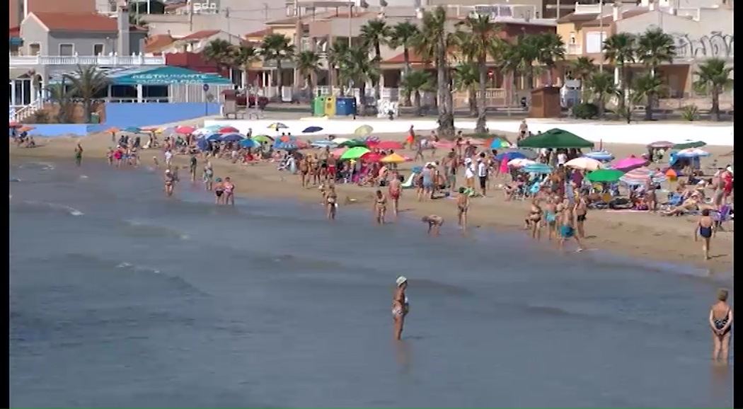 Imagen de Las playas de Torrevieja renuevan sus cinco banderas azules