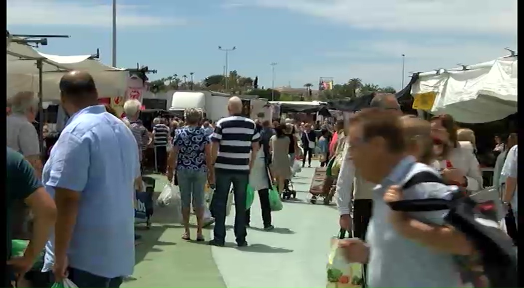 Imagen de El mercadillo de Torrevieja se estrena en su nueva ubicación