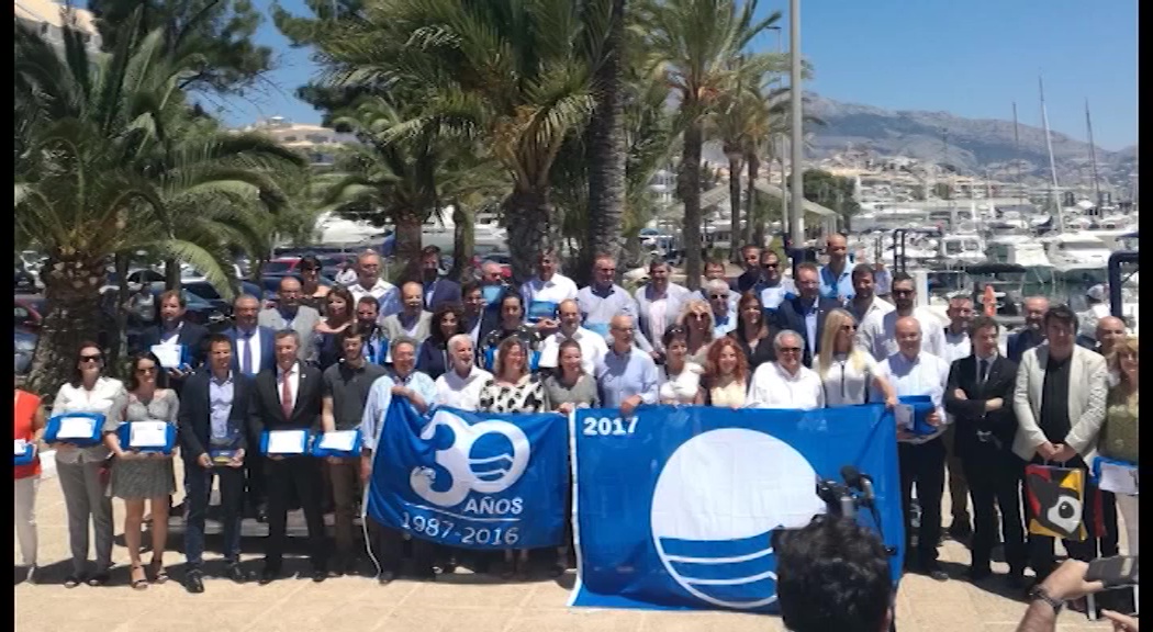 Imagen de Torrevieja renueva sus 5 banderas azules pese a los tres últimos temporales