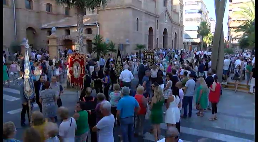 Imagen de Los niños torrevejenses que han hecho su Primera Comunión participan en el Corpus Christi 2017