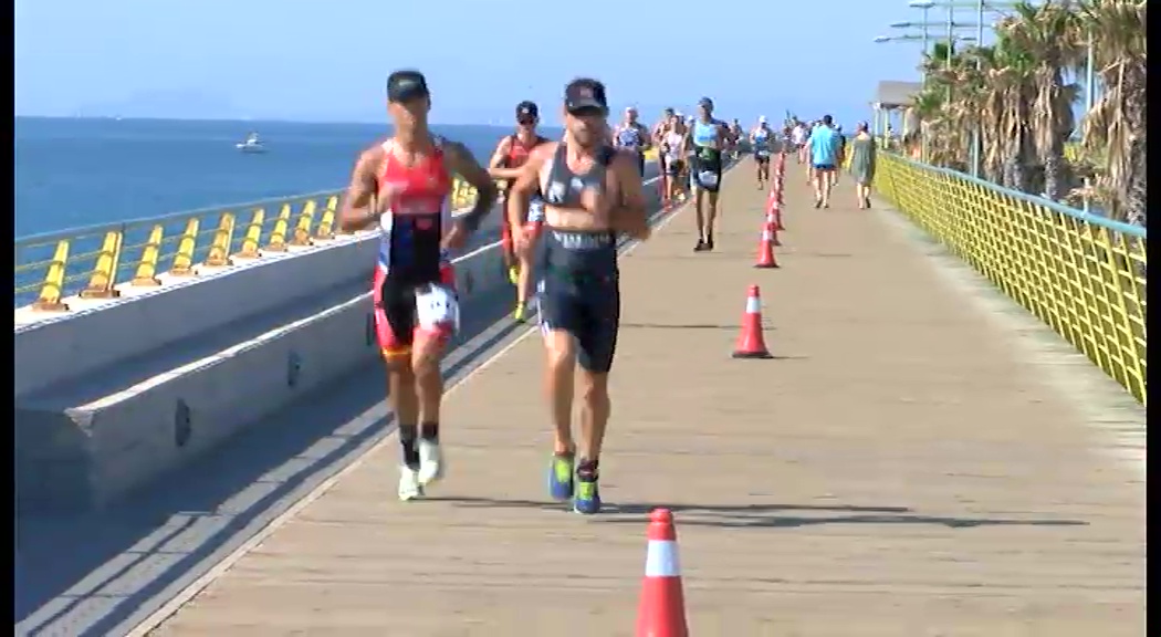 Imagen de El III Triatlón Ciudad de Torrevieja reúne a más de 500 deportistas