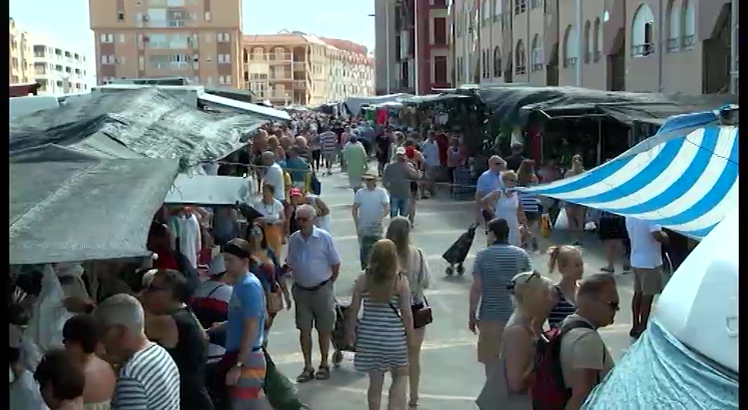 Imagen de Los vendedores del Mercadillo de La Mata se muestran ahora en contra de la nueva ubicación