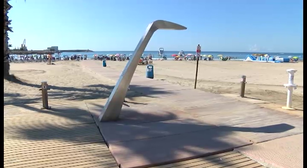 Imagen de La playa de los Náufragos de Torrevieja cuenta desde hoy con una ducha especial