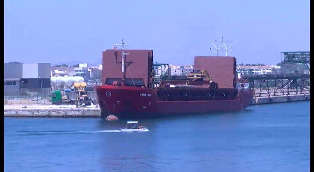Imagen de Un nuevo carguero procedente de Ibiza descarga sal que es transportada a las salinas de Torrevieja