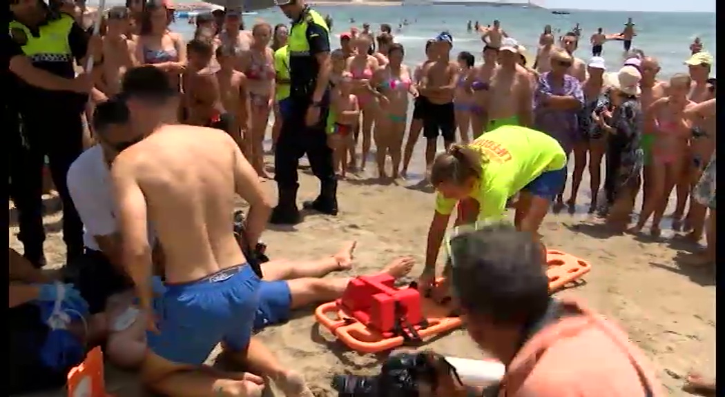 Imagen de El servicio de socorrismo de Torrevieja realiza un simulacro en la Playa de Los Náufragos